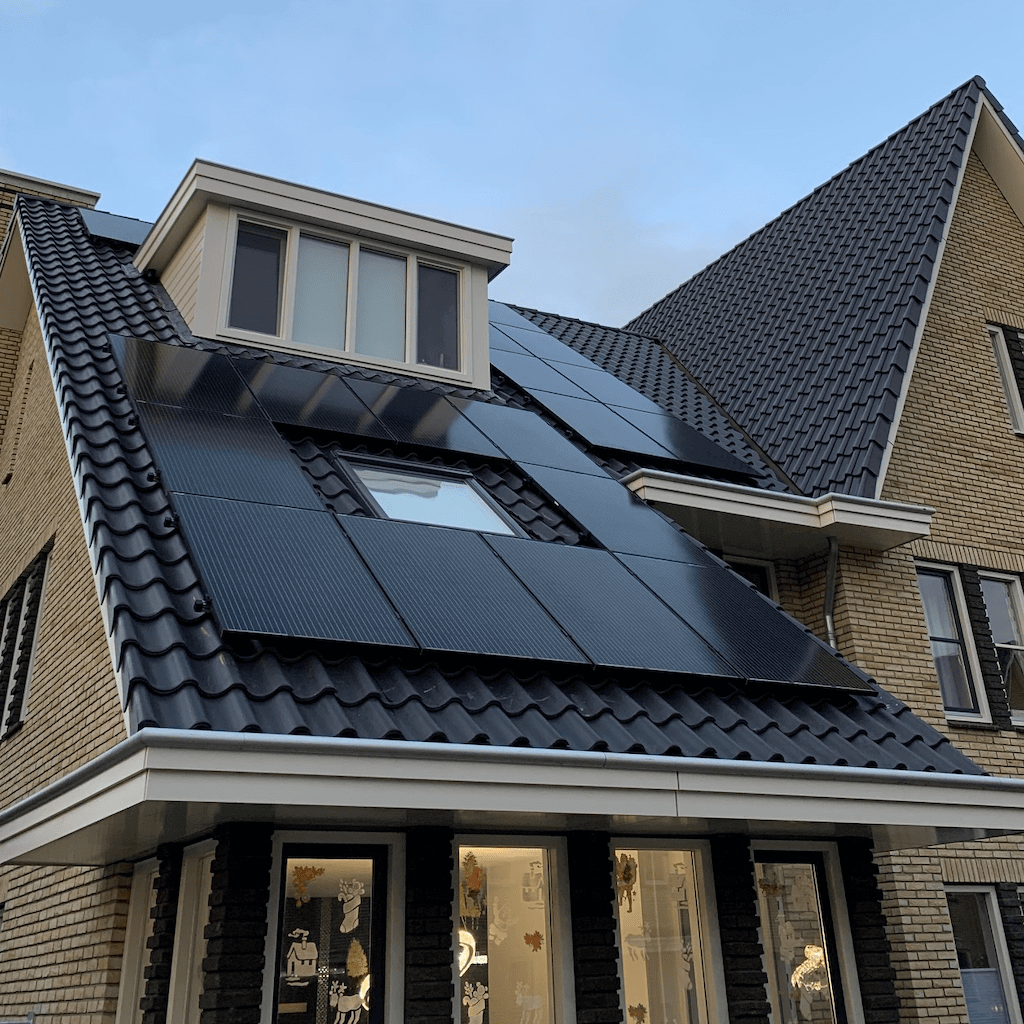 Foto van net geïnstalleerde zonnepanelen op schuin dak